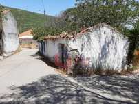 2 Casas de Habitação em ruinas, perto da capela em Casais do Chão, ...