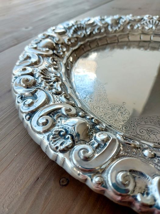 Trabalho magnífico em prata portuguesa. Salva grande.