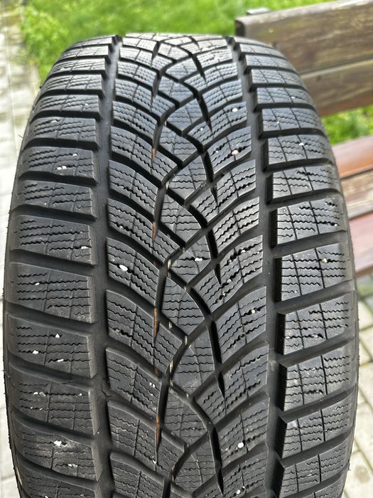 Goodyear UltraGrip Performance + 235/45/18