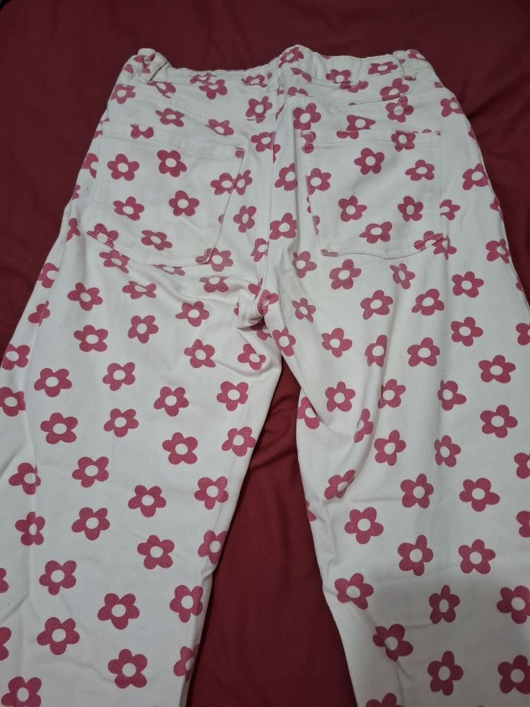 Calças brancas com flor rosa menina