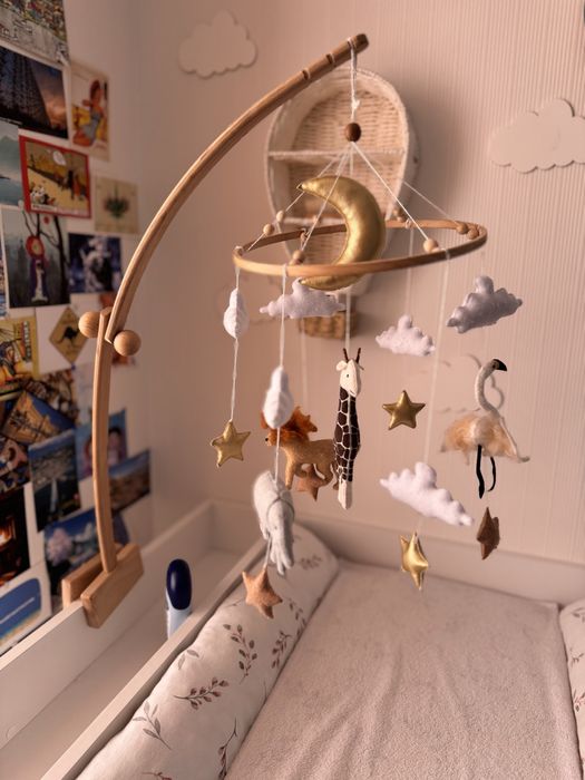 Тримач для мобіля, мобіль та музикальний блок