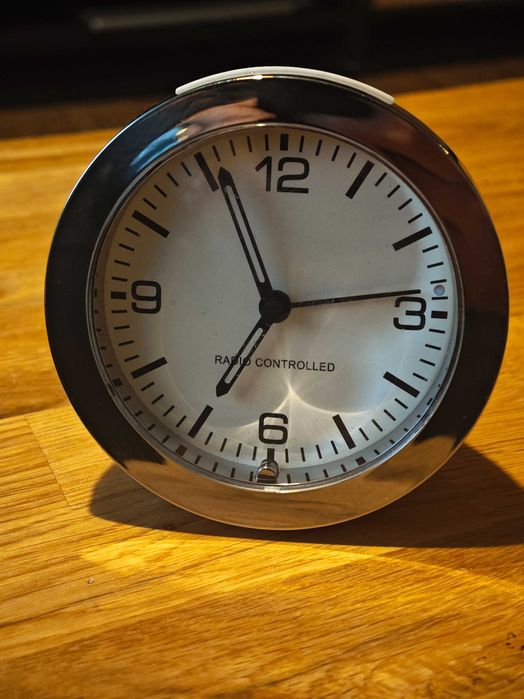 Radiobudzik TCM Tchibo, analogowy, funkcja drzemki, srebrno-biały