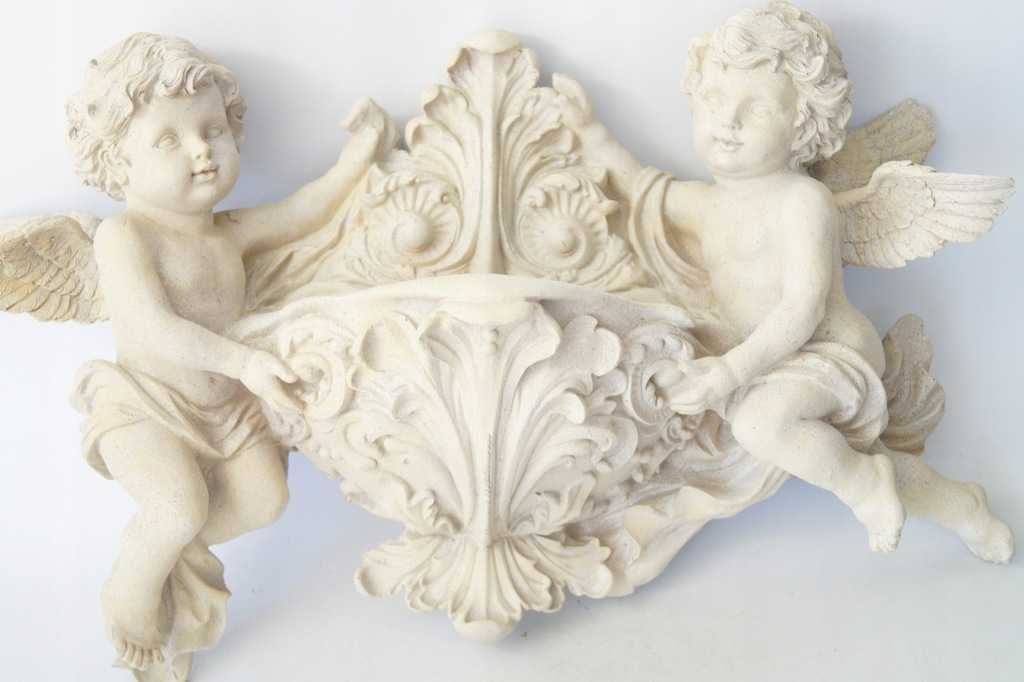 Duża rzeźbiona konsolka kropielnica amory putto