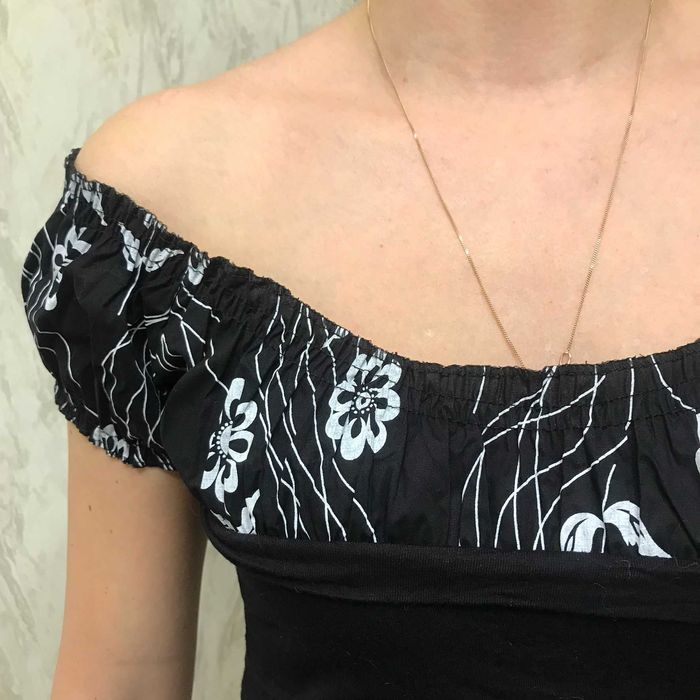 Жіноча футболка з відкритими плечима