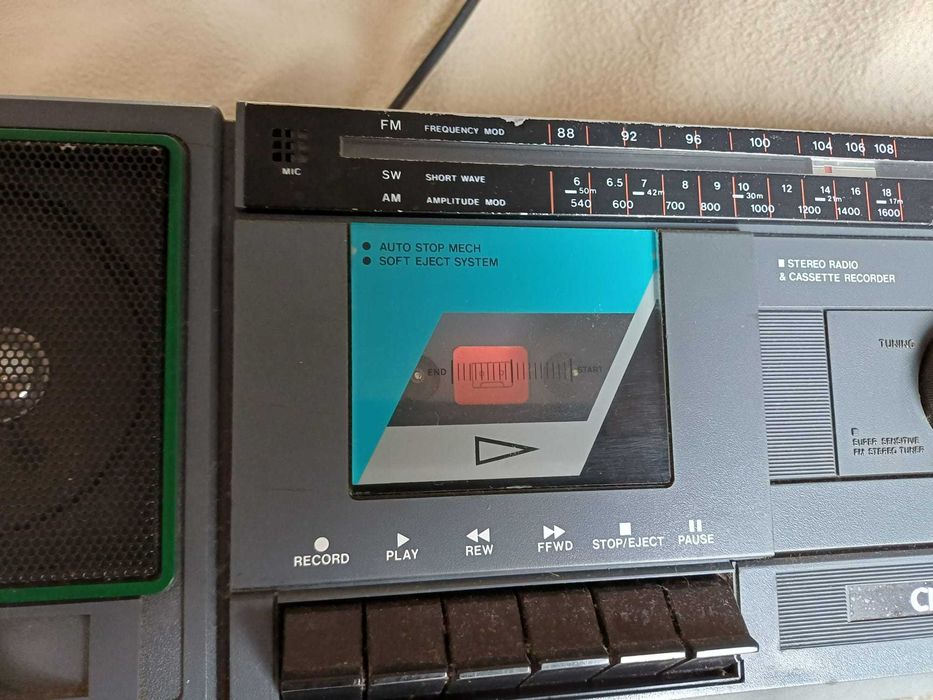 Radio pequeno com leitor de cassetes