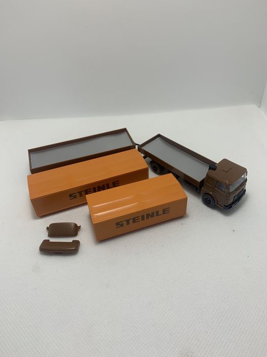 Miniatura Camião MAN com reboque da marca Wiking na escala H0 1/87