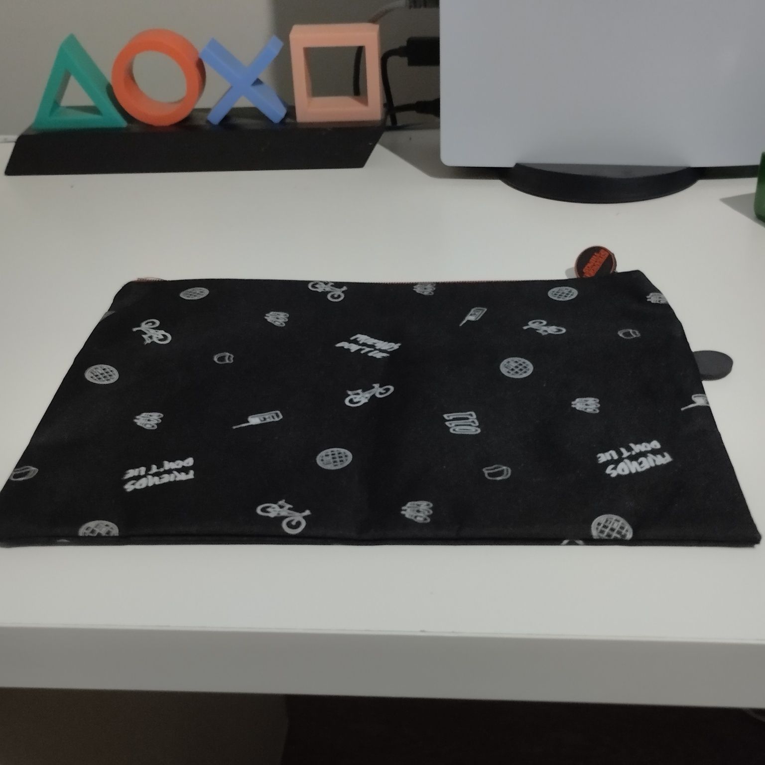 Mochila star wars ,lancheira do stranger things e estojo Faber castle