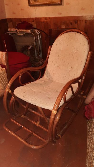 Крісло-гойдалка з лози