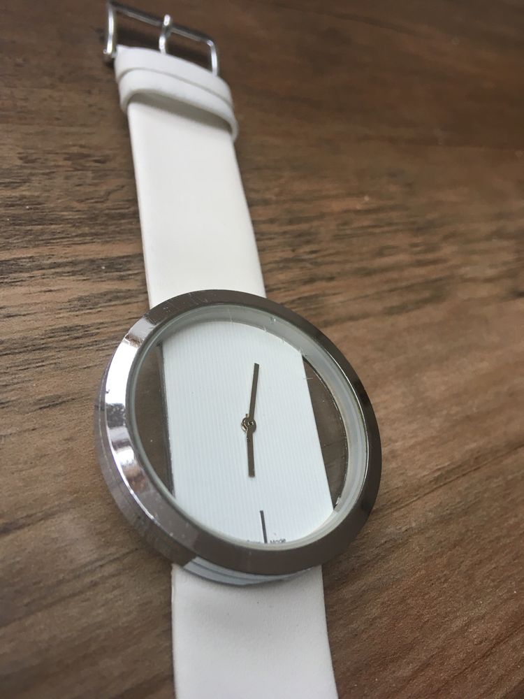 Biały klasyczny zegarek minimalistyczny
