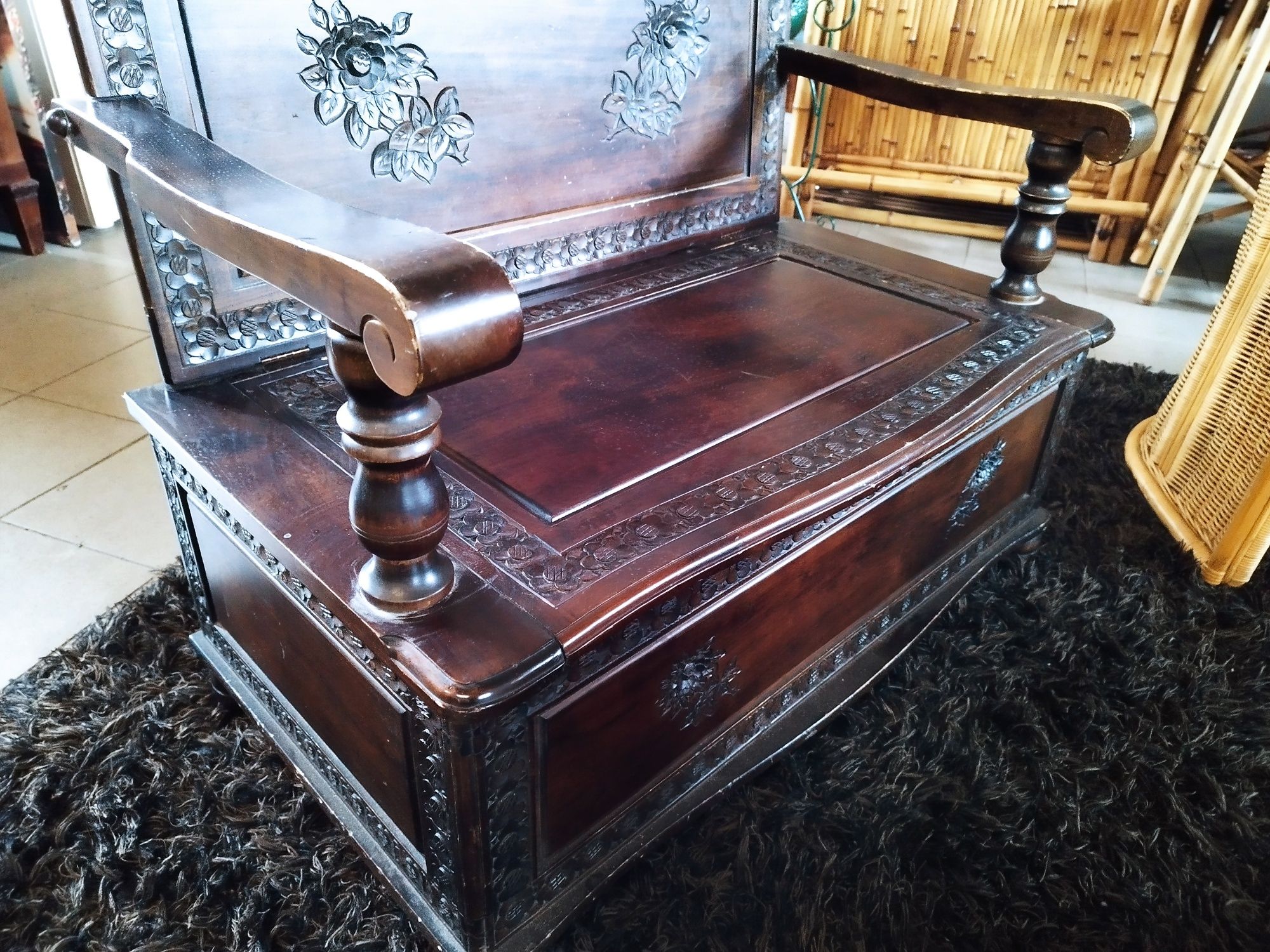 piękna Antyczna ławka zdobiona z kufrem