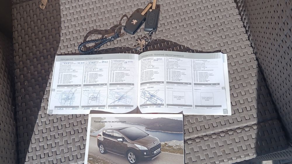 Продам автомобиль Пежо 3008.
