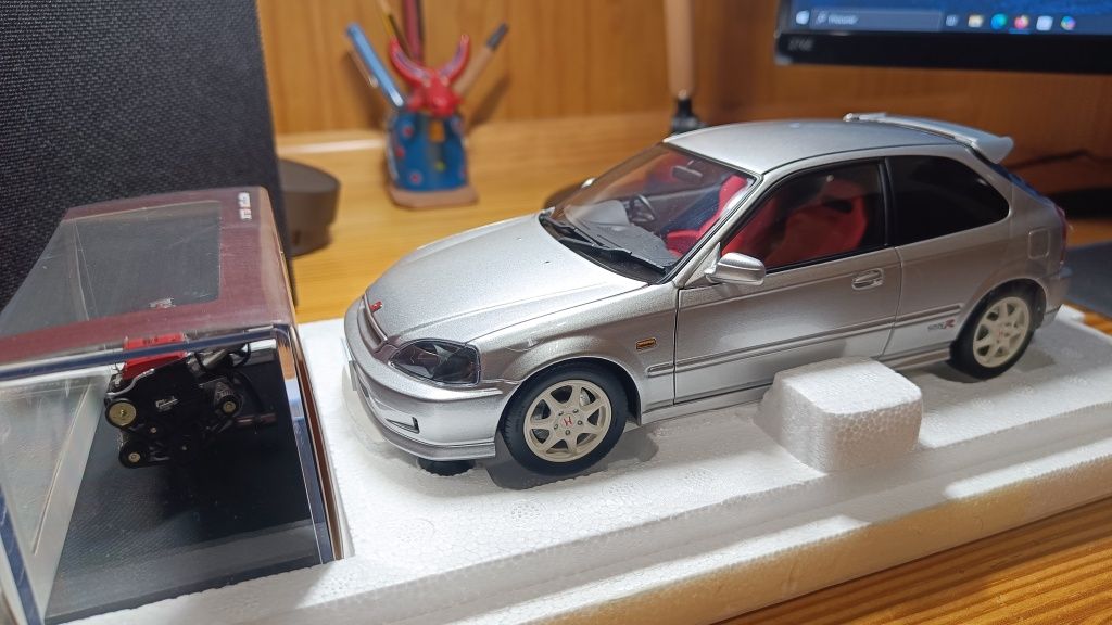 Honda Civic Type R EK9 (1:18) - Motorhelix