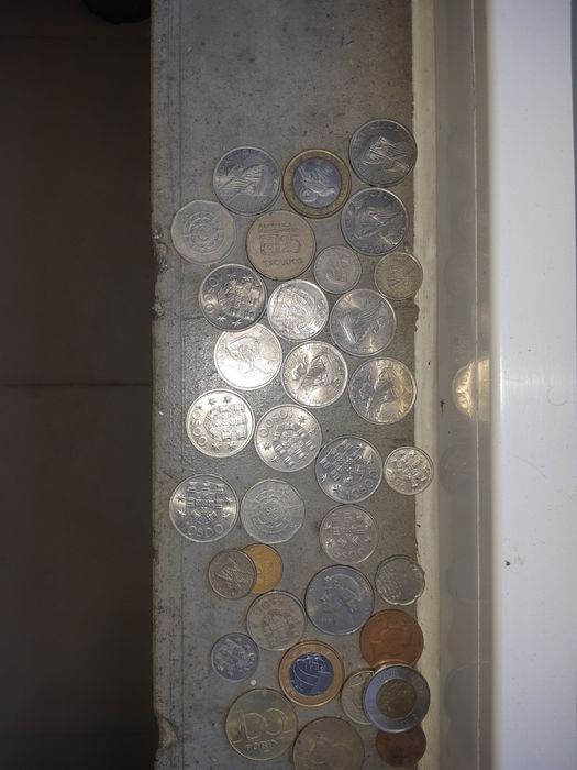 Relógios, travessa, moedas