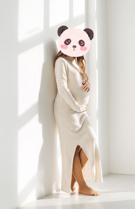 Молочна в’язана сукня міді — тепла, стильна, ідеальна для фотосесій