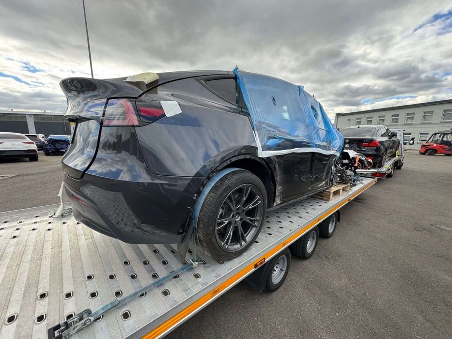 Бампер задній двері четверть Tesla Y PN01 2024