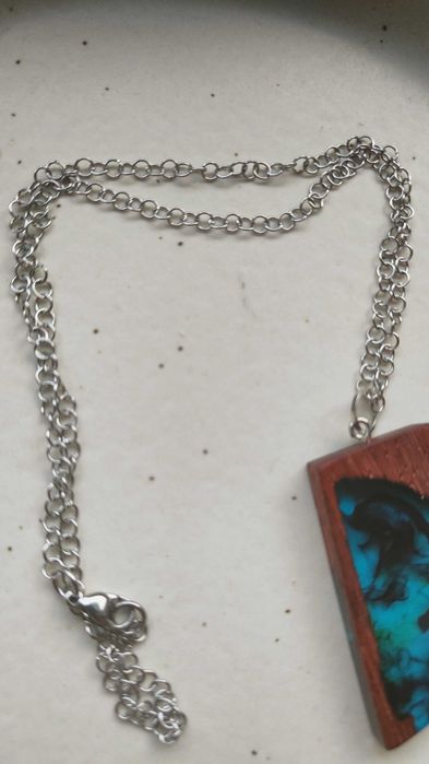 Unikalny wisiorek z drewna Padouk i żywicy epoksydowej, wielokolorowe