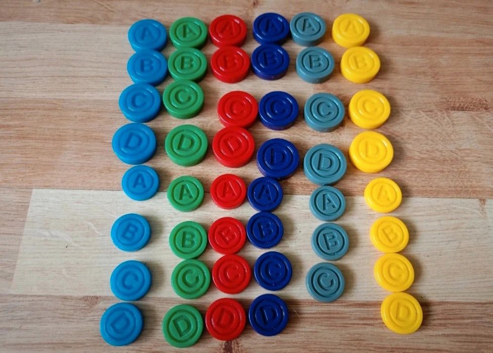 Nr149) żetony z literkami pionki do gry