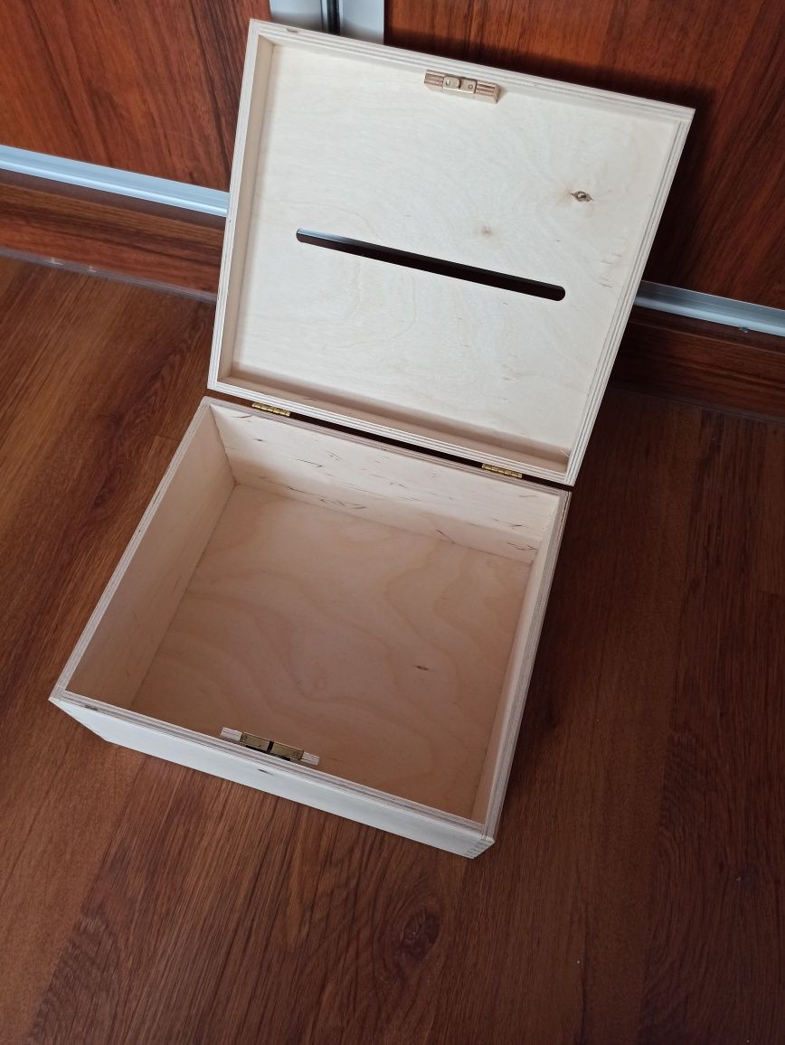 Drewniane pudełko na koperty