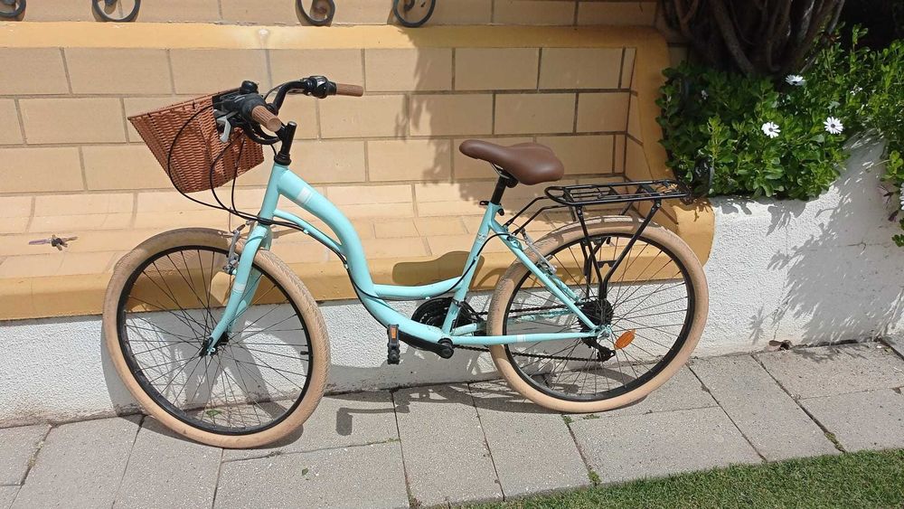 Bicicleta clássica de cidade para jovem senhora.