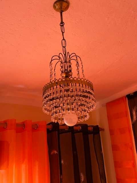 Candeeiro de teto antigo em bom estado