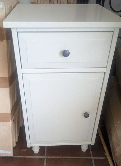 Mesa de cabeceira / Criado Mudo