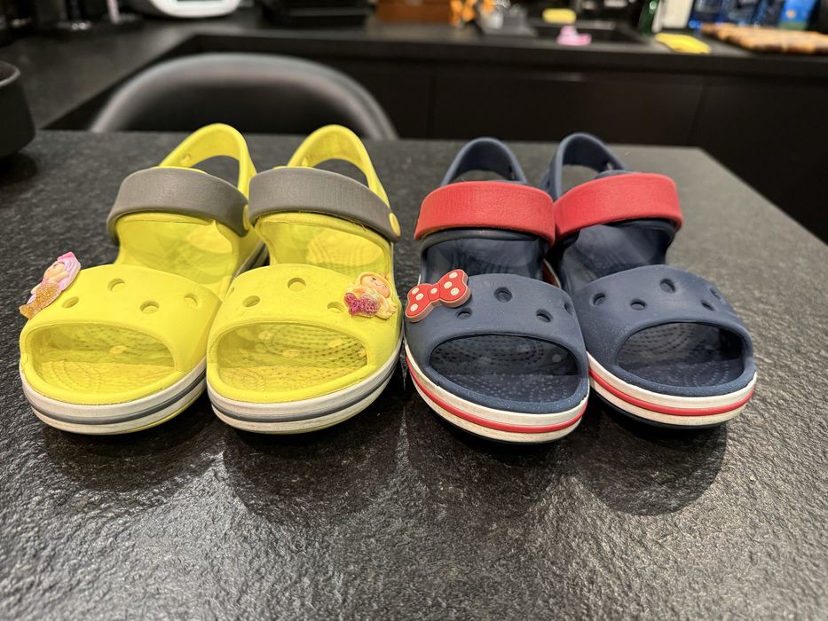 Sandały Crocs c11 żółte granatowe przypinki 28 29