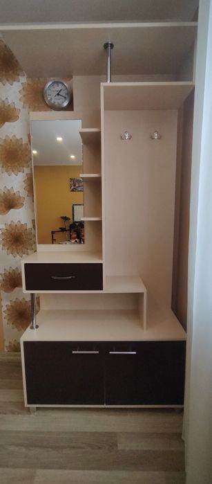 Світла прихожка з дзеркалом