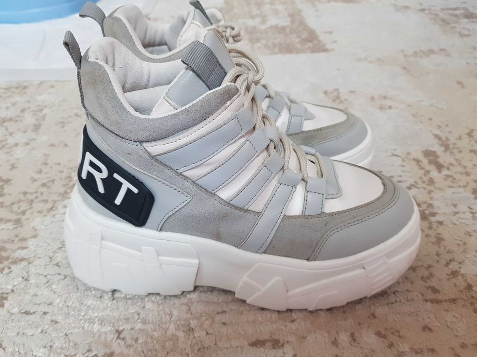 Високі кросівки 36р.23см.