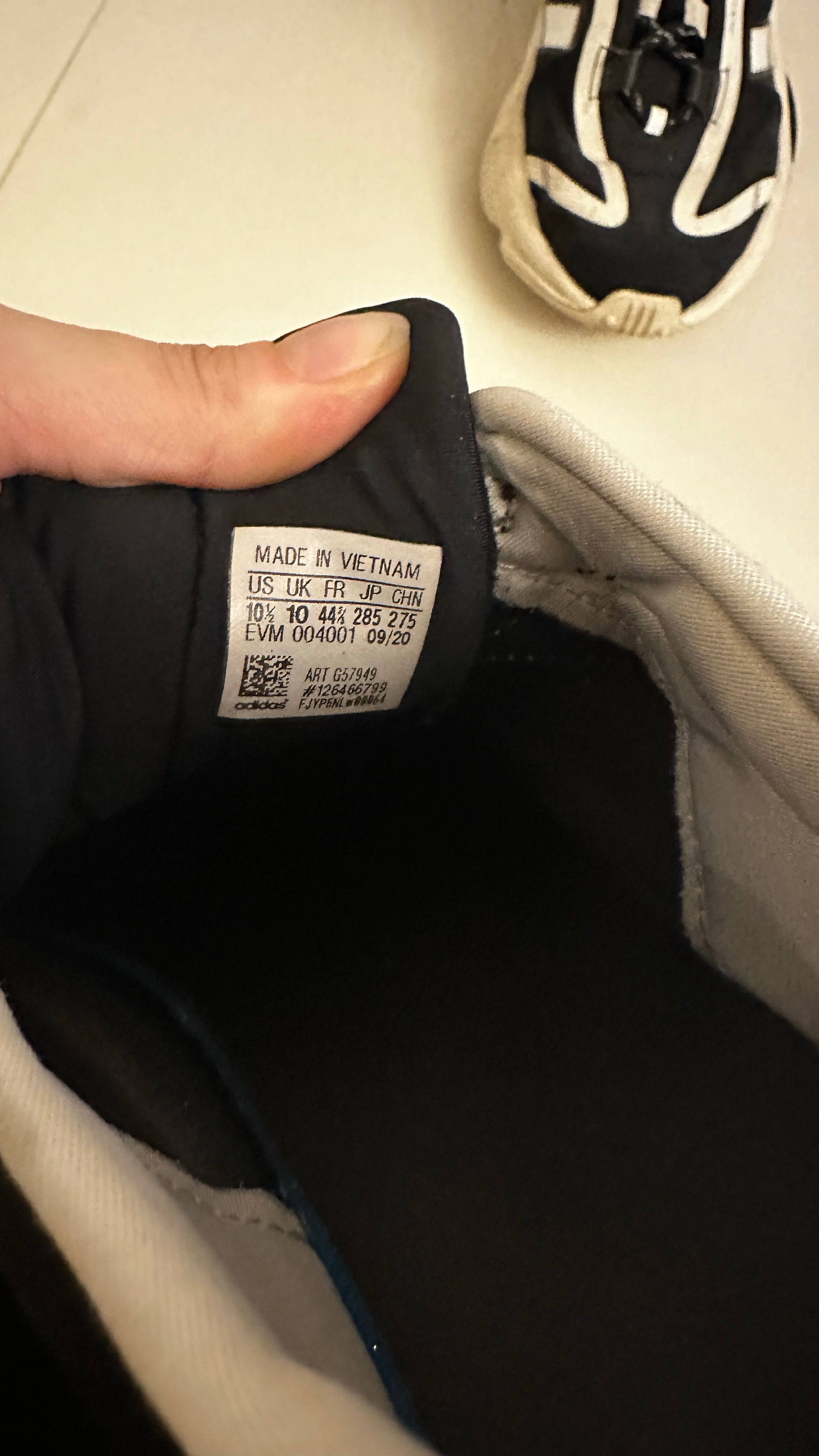 Buty Adidas Ozweego Pure w rozmiarze 44.5