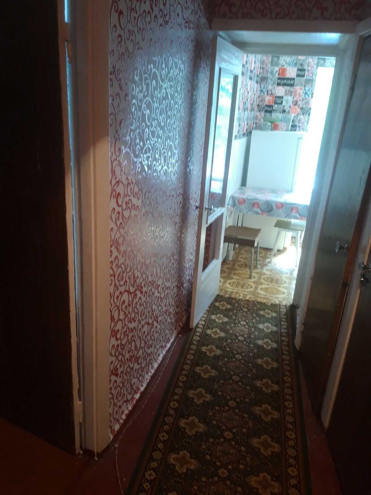 2к Інститутська,колонка, двостороння,не кутова, житловий стан,Балкон