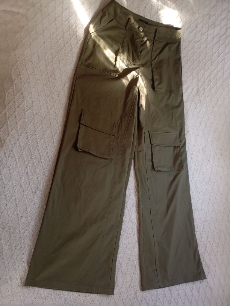PrettyLittleThing L-XL szerokie spodnie całego w kolorze khaki