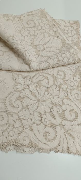 Toalha de mesa bordada à mão