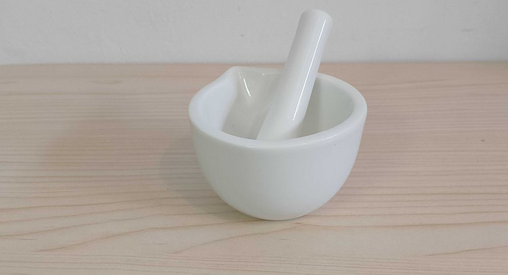 Moździerz kuchenny porcelanowy, biały, mały.