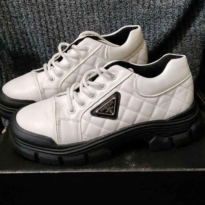 Кросівки жіночі весна