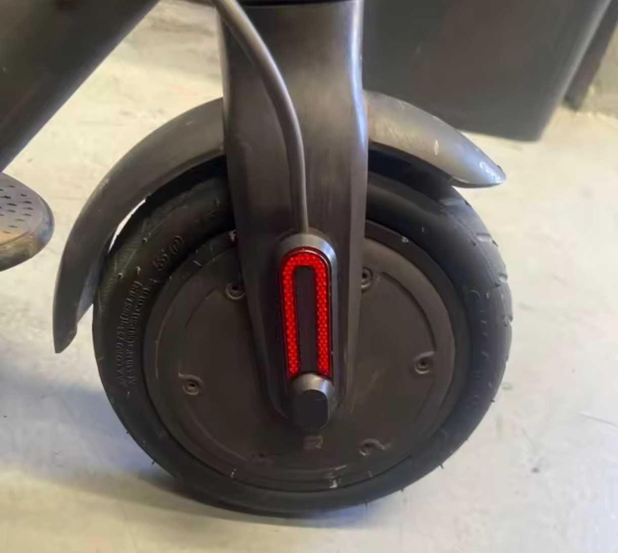 Osłony maskownice śrub 4szt. RED odblaski Xiaomi m365 1s pro pro2