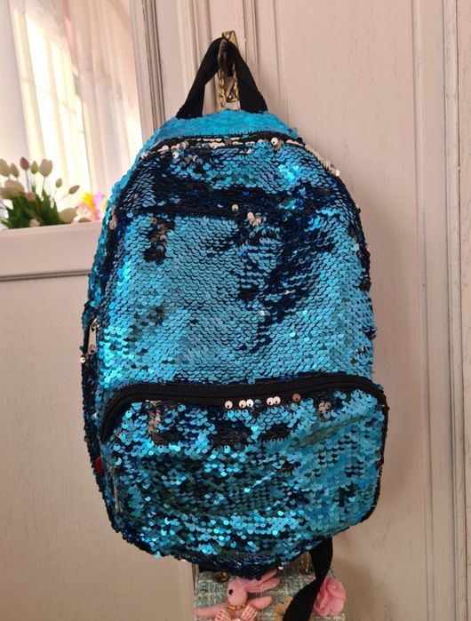 Nowy plecak w cekiny ślicznie się prezentuje