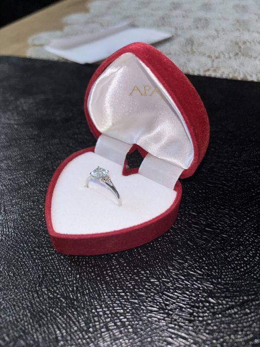 Pierścionek zaręczynowy-Białe złoto, topaz, diamenty po bokach