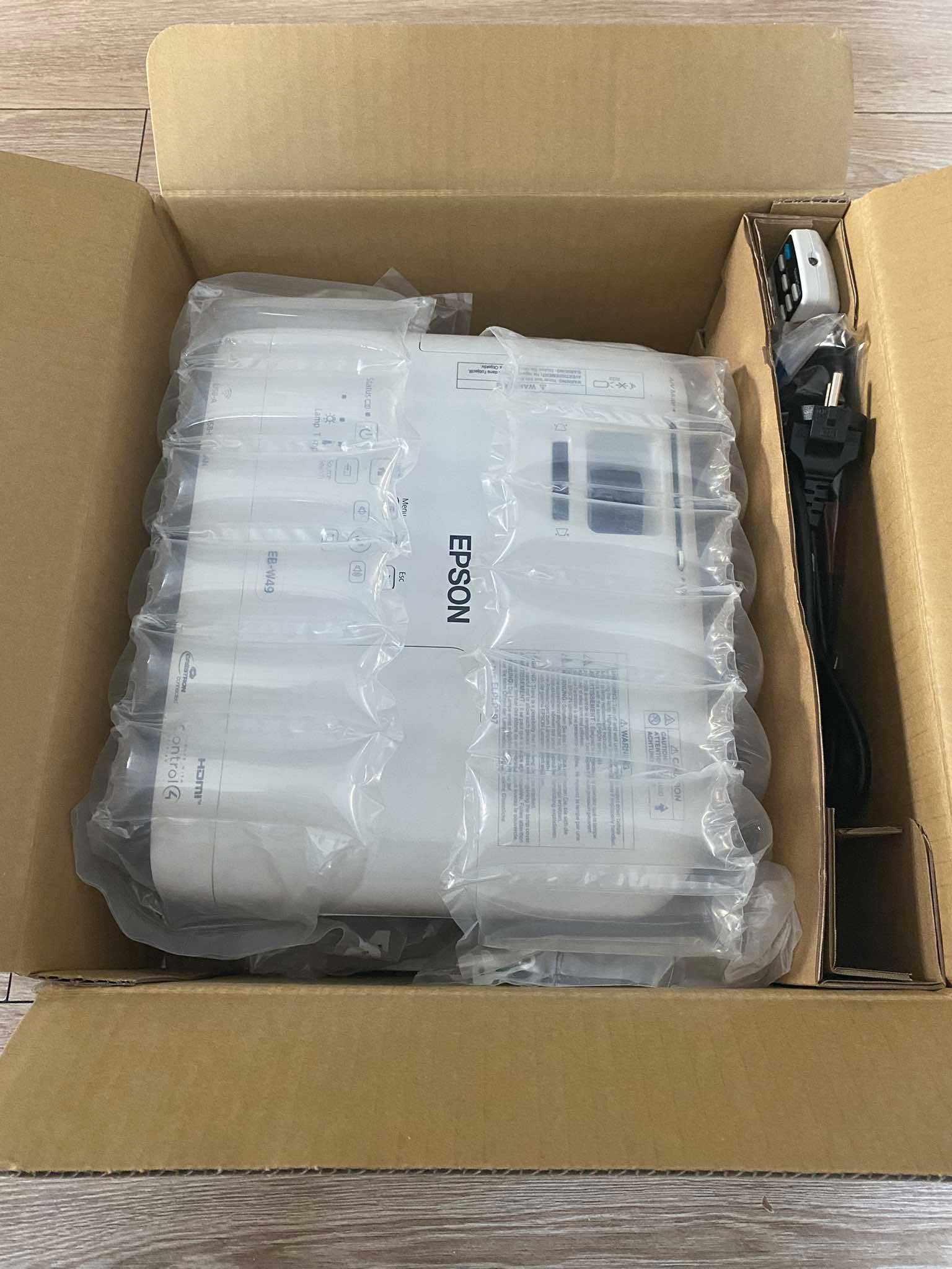 Epson EB-W49 Projektor z kablem HDMI i uchwytem