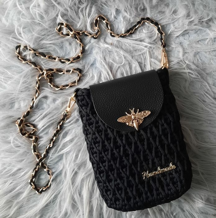Mini torebka etui na telefon handmade czarne pszczoła skóra łańcuszek