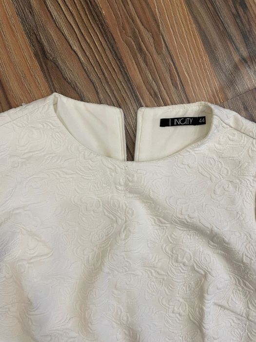 Белое платье с выбитым рисунком