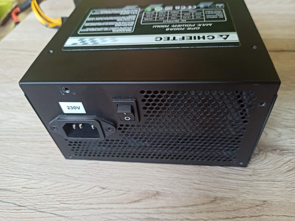Zasilacz komputerowy Chieftec GPS-700A8