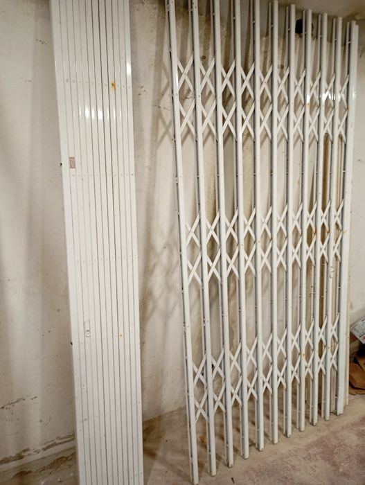 Grades de segurança, de cor branca, para proteção de portas e janelas