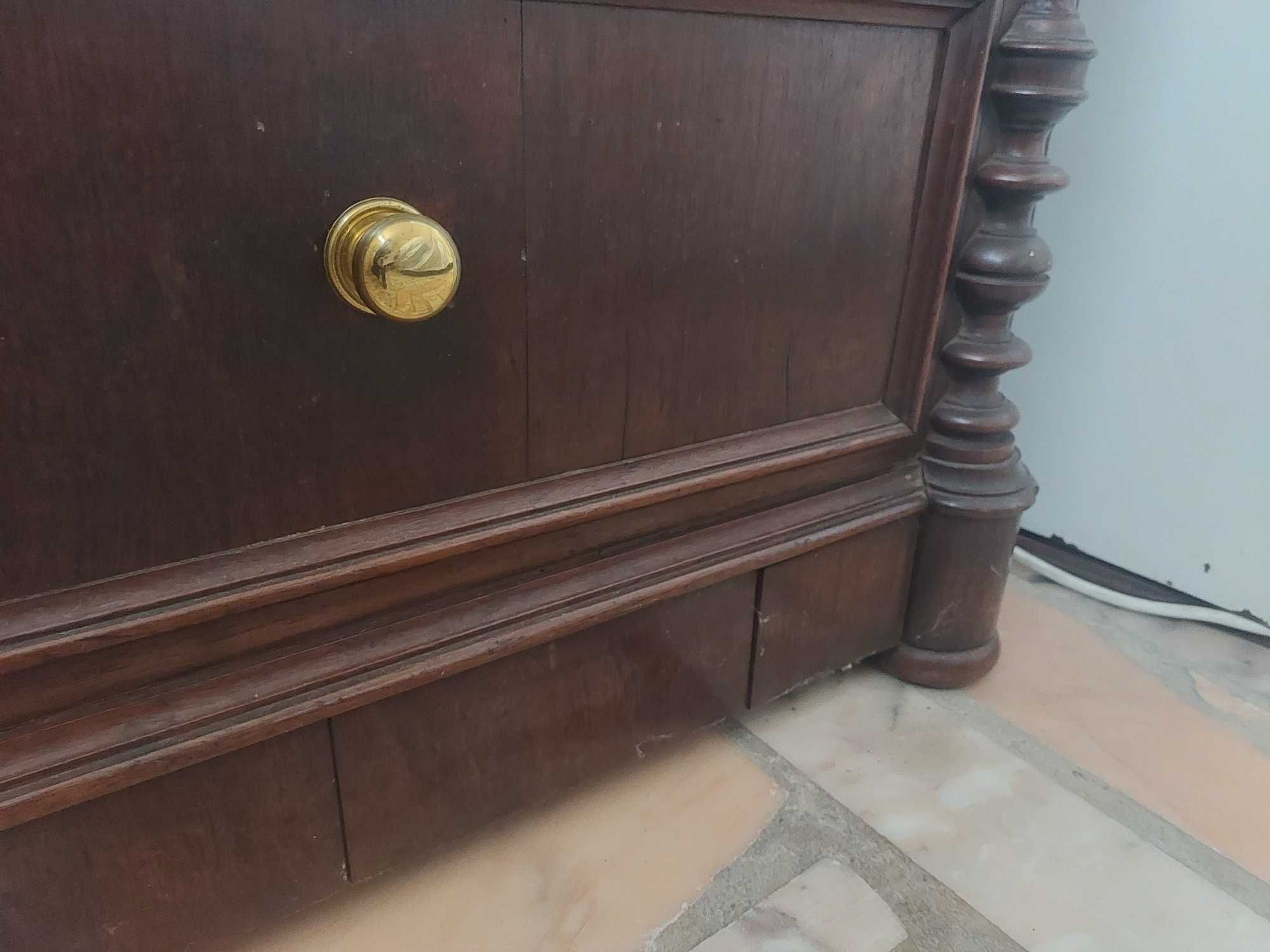 Comoda antiga por restaurar