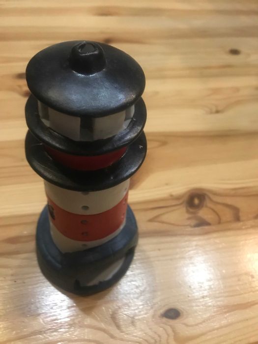 kominek na świeczki w kształcie latarni morskiej