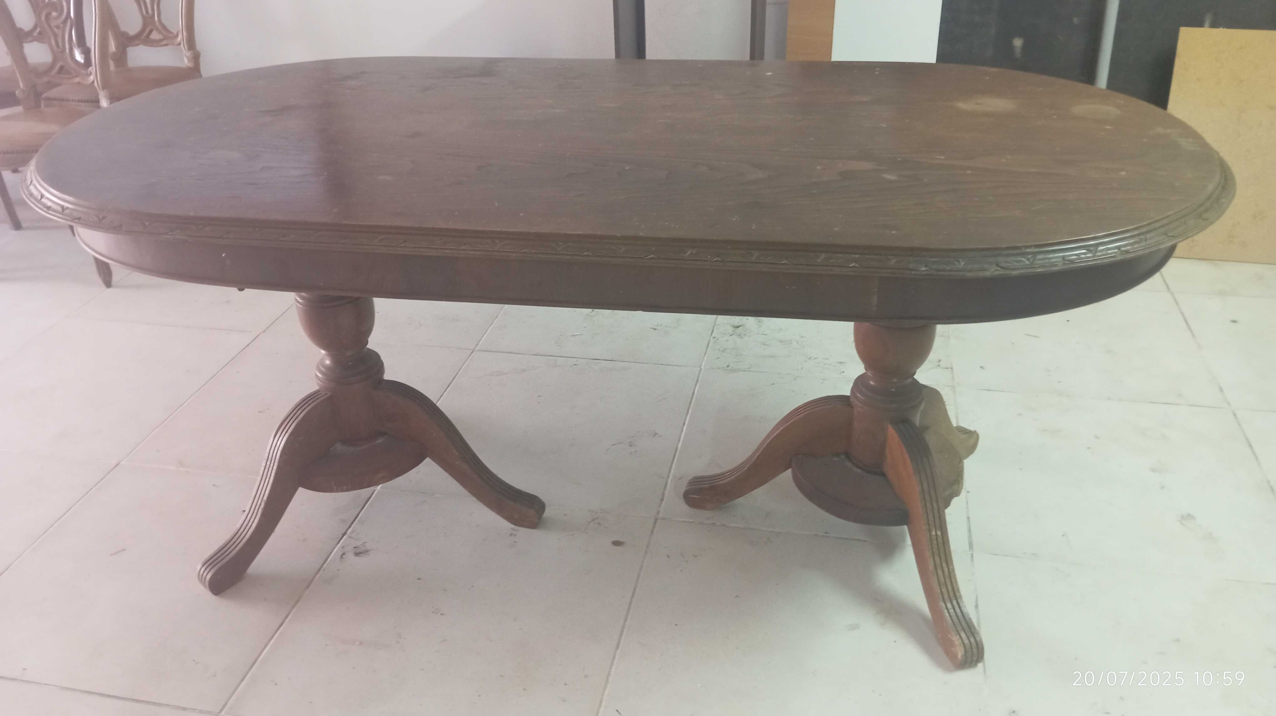 Mesa com 8 cadeiras em bom estado