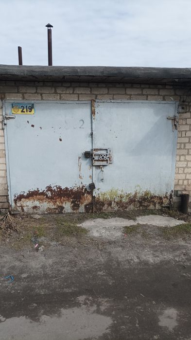 Продам гараж район 5 школы ,середина ряда.