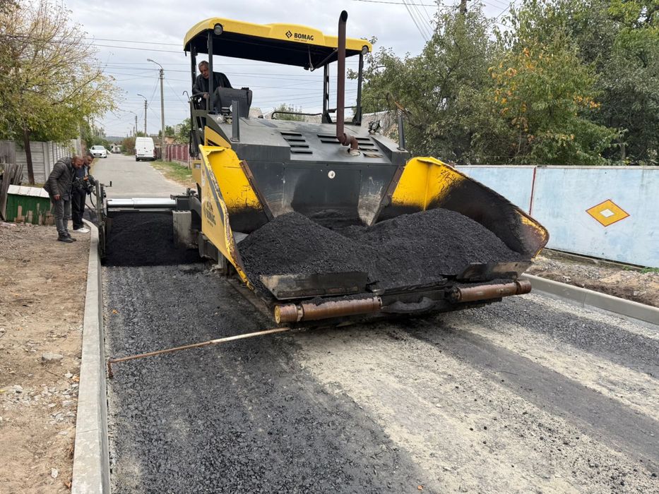 Оренда асфальтоукладчика та катка