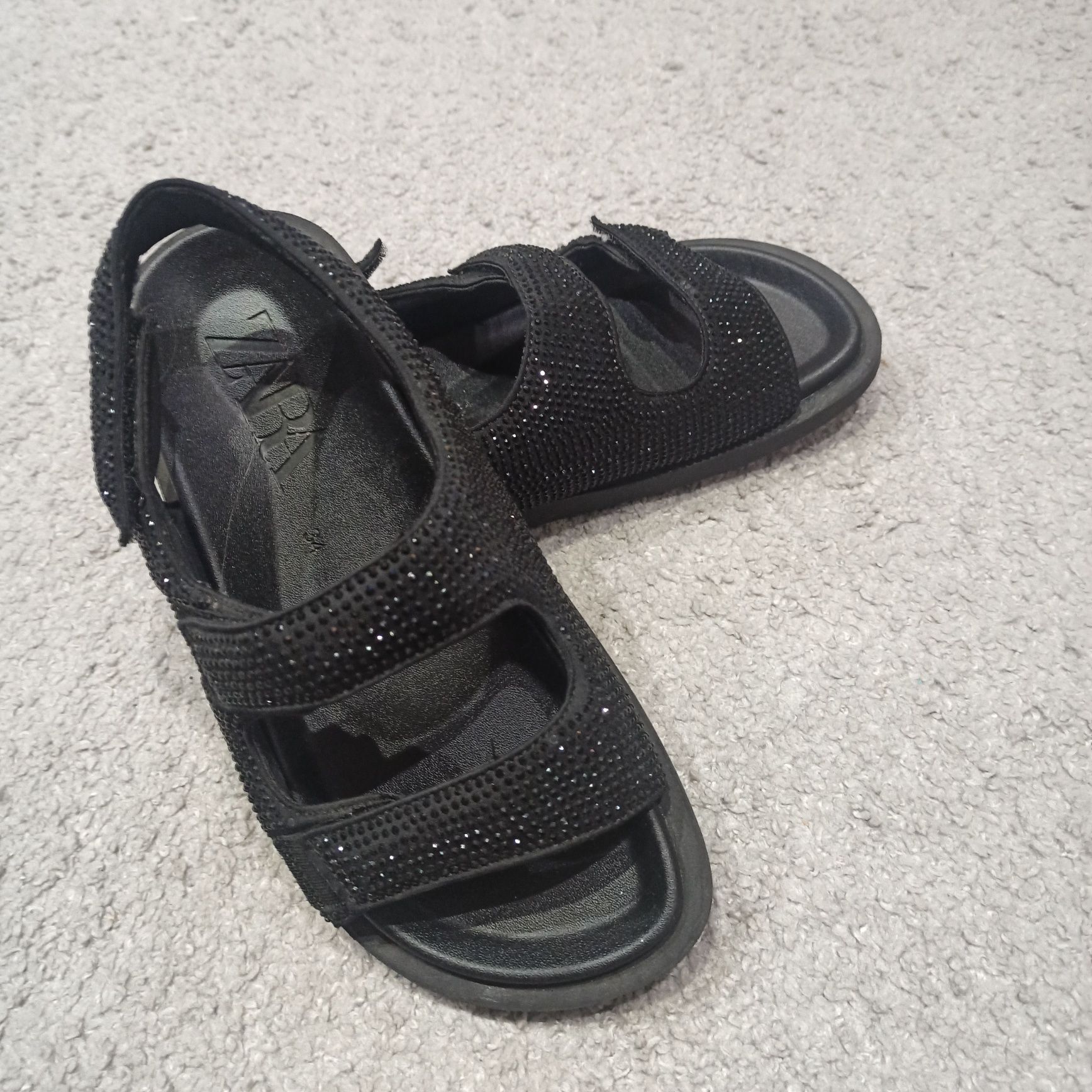 Sandały ZARA rozmiar 34 czarne kamyki