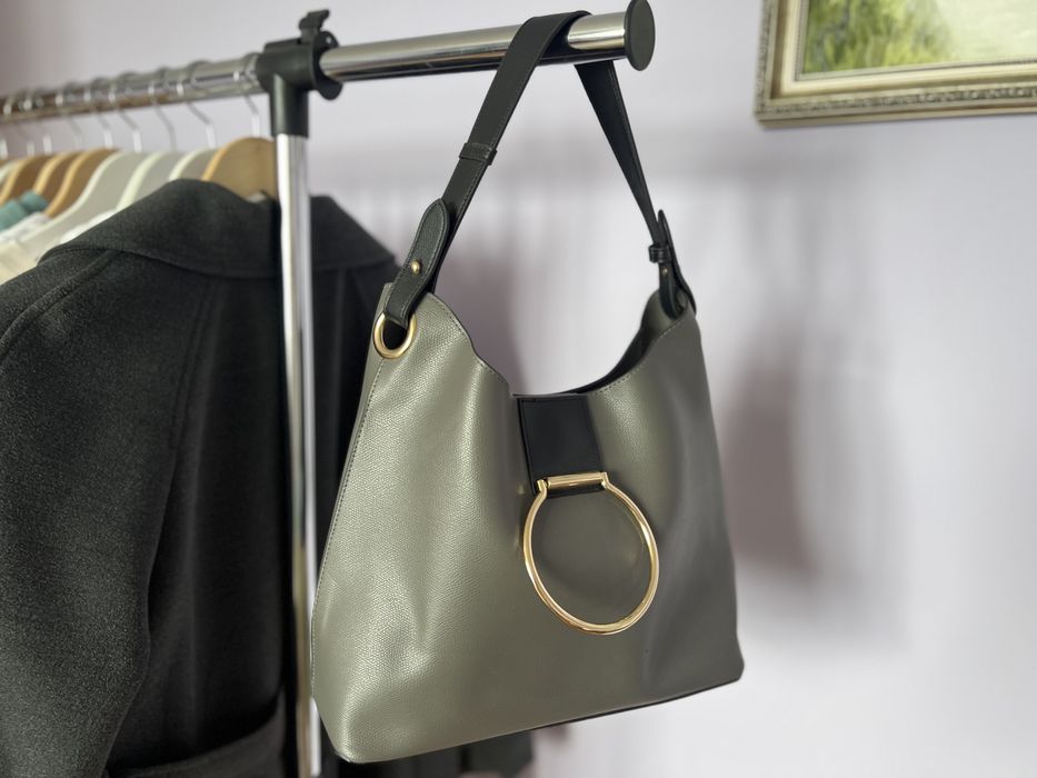 Сіра сумка-шопер зі золотою фурнітурою