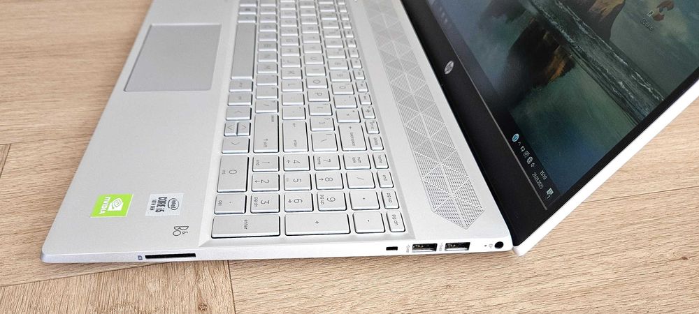 LAPTOP HP Pavilion, jak nowy, biały, edycja limitowana, piękny